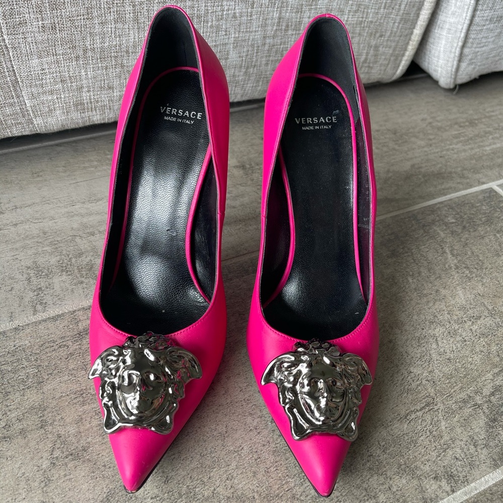 BEAUTIFUL PINK VERSACE PUMPS😍💗